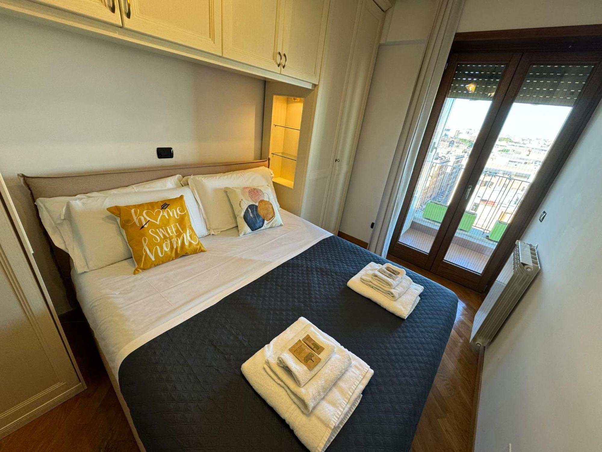 Apartment Cozy Flat With Balcony Rom
