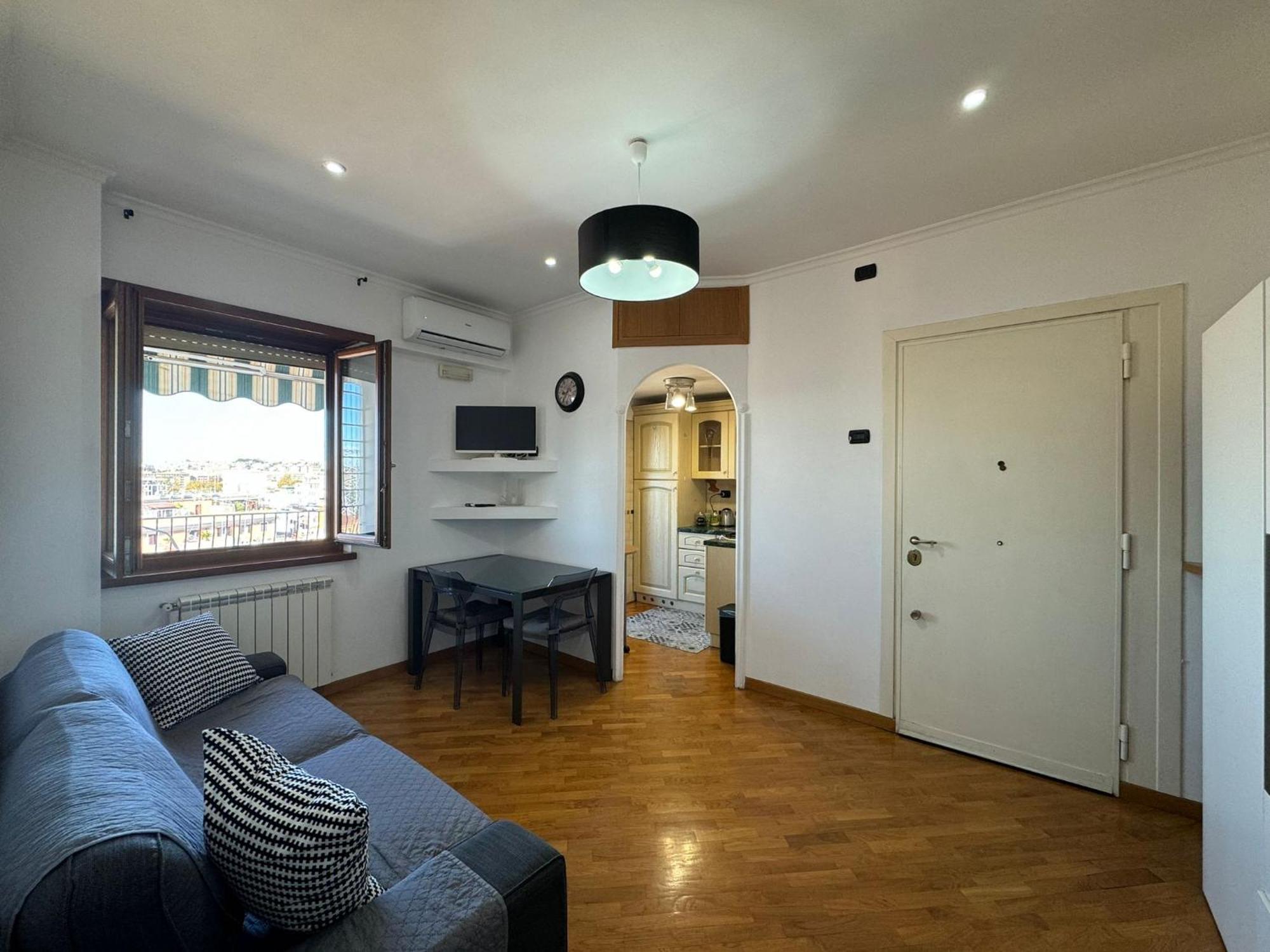 Cozy Flat With Balcony Rom